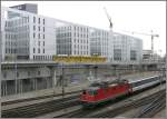 Re 4/4 II und BLT beim  Peter Merian Haus in Basel SBB (08.04.2008)