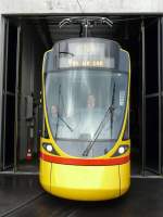 BLT -   Yes we can   auch bei der BLT - Front des STADLER Prototyp * TANGO-Premiere * Be 6/10 151 unterwegs mit Publikumsrudfahrten im BLT Depot Hslimatt am 22.11.2008