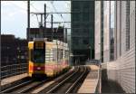 . Front im Schatten - aber Licht auf beiden Seiten: Tram auf der Hochstrecke am SBB-Bahnhof. 28.08.2010 (Matthias)