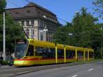 Tango mit der Betriebsnummer 163 auf der Linie 10 fhrt zum Bahnhof SBB.