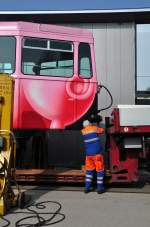 Am 4. April 2013 wurde der B 1322 auf einem Nebengleis beim Depot Hslimatt, das an eine ffentlich zugngliche Strasse grenzt und nicht abgesperrt ist verladen.Da der Tieflader zu kurz ist, muss die Abstossvorrichtung und die Stostange demontiert werden. Die Aufnahme stammt vom 04.04.2013.