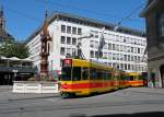 Doppeltraktion mit dem Be 4/8 216 an der Spitze auf der Linie 11 an der Haltestelle Schifflnde beim Fischmarktbrunnen.