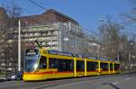 Be 6/10 Tango 157 auf der Linie 10 fährt zur Haltestelle am Bahnhof SBB.