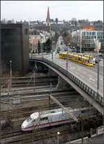 Nochmals der Hotelzimmer-Ausblick -    Während oben auf der Münchensteinbrücke sich zwei Tangos begegnen, fährt unter der Brücke gerade ein ICE, der gleich den Bahnhof Basel
