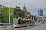 Be 6/10 Tango 171, mit einer Werbung für eine Ausstellung im Schaulager, auf der Linie 11, fährt auf der wegen einer Baustelle gesperrten Innerstadt über die Wettsteinbrücke.