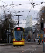 Mit dem Roche-Tower im Hintergrund -    Ein Tango-Tram der Linie 11 erreicht den Vorplatz von Basel SBB.