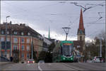 Leichte Kuppe -     Flexity-Tram auf der Münchensteinerbrücke in Basel.