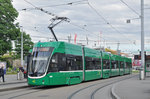 Be 6/8 Flexity 5008, auf der Linie 2, bedient die Haltestelle am Badischen Bahnhof.