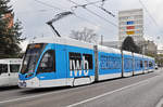 Be 6/8 Flexity 5028, mit der neuen IWB Werbung, fährt zur Haltestelle der Linie 8 am Wiesenplatz.