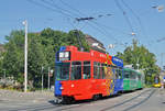Dreiwagenzug, mit dem Be 4/4 490 FC Basel, zusammen mit den beiden B4S 1487 und 1497, fahren zur Haltestelle der Linie 2 am Bahnhof SBB.