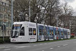 Be 6/8 Flexity 5042, mit der Tissot Werbung, fährt zur Haltestelle der Linie 8 am Bahnhof SBB.