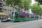 Be 6/8 Flexity 5043, auf der Linie 1, fährt zur Haltestelle Schützenhaus.