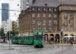 Basler Verkehrsbetriebe BVB.
Ein älterer Tramzug der Linie 2 bestehend aus Be 4/4 + B + Be 4/4 schlängelt sich der Haltestelle Badischer Bahnhof Basel entgegen. Aufnahme vom 5. Juli 2018.
Foto: Walter Ruetsch