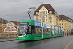 Be 6/8 Flexity 5016, auf der Linie 6, überquert die Mittlere Rheinbrücke.