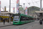 Be 6/8 Combino 305, auf der Linie 2, bedient die Haltestelle am Bahnhof SBB.