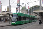 Be 6/8 Flexity 5005, auf der Linie 1, bedient die Haltestelle am Bahnhof SBB.