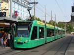 BVB - Combino Strassenbahn Be 6/8 322 bei der Haltestelle vor dem SBB Hauptbahnhof in Basel am 29.04.2007