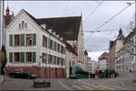 Die Steigung des Kohlenberges geschafft -    Die Basler Felcity II-Tram erreicht am Ende der Steigungsstrecke am Kohlenberg gleich die Haltestelle Musikakademie.