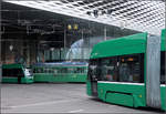 Selbe Farbe / unterschiedliche Typen -    Combino-Tram, B4-Anhänger und Felity II-Straßenbahn am Messeplatz in Basel.