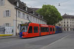 Be 6/8 Combino 306 FC Basel, auf der Linie 14, fährt den Steinenberg hinunter zur Haltestelle Barfüsserplatz.