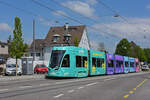 Be 6/8 Flexity 5009 mit der Yallo Werbung, auf der Linie 6, fährt bei der Haltestelle Kirche ein.