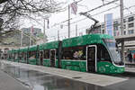 Be 6/8 Flexity 5024  Mir halte Basel Mobil , auf der Linie 1, wartet am 24.03.2023 an der Endstation am Bahnhof SBB.