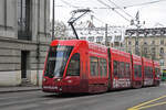 Be 4/6 Flexity 6011 mit der Werbung für die Raiffeisen Bank, auf der Linie 15, fährt am 08.01.2024 den Steinenberg hoch zur Haltestelle Bankverein.