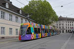 Be 6/8 Flexity 5042  Flaneur Stadt Zauber , auf der Linie 3, fährt am 04.05.2024 den Steinenberg hinunter zur Haltestelle Barfüsserplatz.