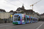 Be 6/8 Flexity 5034 mit der Werbung für Universitäres Zentrum Basel für Zahnmedizin (UZB), auf der Linie 14, überquert am 27.05.2024 die Mittlere Rheinbrücke.