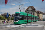 Be 6/8 Flexity 5005, auf der Linie 14, überquert am 14.07.2025 die Mittlere Rheinbrücke.