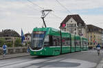 Be 6/8 Flexity 5012, auf der Linie 8, überquert am 14.07.2025 die Mittlere Rheinbrücke.