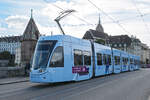 Be 6/8 Flexity 5022 mit der Werbung für die Zürich Versicherung, auf der Linie 6, überqueret am 07.10.2025 die Mittlere Rheinbrücke.