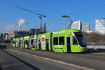 Be 6/8 Flexity 5001 mit der U-Abo Werbung, auf der Linie 1, verlässt am 27.11.2025 die Haltestelle Novartis Campus.