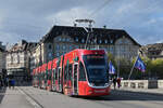 Be 6/8 Flexity 5015 mit der Manor Werbung, auf der Linie 6, überquert am 03.11.2025 die Mittlere Rheinbrücke.