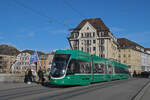 Be 6/8 Flexity 5003, auf der Linie 6, überquert am 03.11.2025 die Mittlere Rheinbrücke.