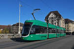 Be 4/6 Flexity 6002, auf der Linie 15, überquert am 03.11.2025 die Mittlere Rheinbrücke. Aufnahme Basel.