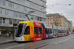 Be 6/8 Flexity 5003 mit der Werbung für den Wohnpark Binzen, auf der Linie 2, bedient am 08.12.2025 die Haltestelle Gewerbeschule. Aufnahme Basel.