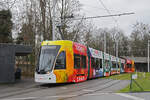 Be 6/8 Flexity 5003 mit der Werbung für den Wohnpark Binzen, auf der Linie 2, wartet am 08.12.2025 in der Schlaufe beim Eglisee. Aufnahme Basel.