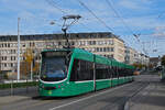 Be 6/8 Combino 319, auf der Linie 1, bedient am 11.11.2025 die Haltestelle Dreirosenbrücke. Aufnahme Basel.