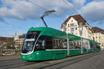 Be 6/8 Flexity 5017, auf der Linie 6, überquert am 27.11.2025 die Mittlere Rheinbrücke. Aufnahme Basel.