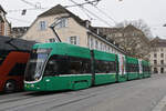 Be 6/8 Flexity 5007, auf der Linie 14, fährt am 01.12.2025 den Steinenberg hinunter zur Haltestelle Barfüsserplatz. Aufnahme Basel.