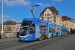 Be 6/8 Flexity 5031 mit der BMW Werbung, auf der Linie 6, überquert am 27.11.2025 die Mittlere Rheinbrücke. Aufnahme Basel.
