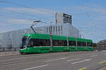 Be 4/6 Flexity 6014, auf der Linie 15, überquert am 23.08.2025 die Münchensteinerbrücke. Aufnahme Basel.