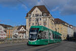 Be 4/6 Flexity 6009, auf der Linie 15, überquert am 27.11.2025 die Mittlere Rheinbrücke. Aufnahme Basel.