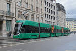 Be 6/8 Flexity 5016, auf der Linie 1, fährt am 08.12.2025 zur Haltestelle Markthalle. Aufnahme Basel.