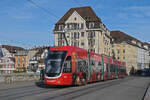 Be 6/8 Flexity 5015 mit der Manor Werbung, auf der Linie 14, überquert am 11.11.2025 die Mittlere Rheinbrücke. Aufnahme Basel.