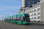 Be 6/8 Flexity 5002, auf der Linie 1, überquert am 11.11.2025 die Dreirosenbrücke. Aufnahme Basel.