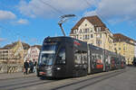 Be 6/8 Flexity 5009 mit der Werbung für Pferdeanlässe in Basel, auf der Linie 14, überquert am 27.11.2025 die Mittlere Rheinbrücke. Aufnahme Basel.