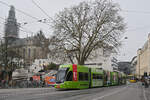 Be 6/8 Flexity 5001 mit der U-Abo Werbung, auf der Linie 6, verlässt am 01.12.2025 die Haltestelle Theater. Aufnahme Basel.