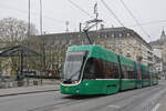 Be 6/8 Flexity 5017, auf der Linie 3, fährt am 01.12.2025 den Steinenberg hoch zur Haltestelle Bankverein. Aufnahme Basel.